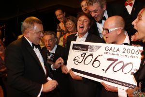 13-11-2006 SHOWBIZZ; SHARING SUCCES GALA WEER EEN FEESTJE. Succes moet je met elkaar delen, en dat deed men dan ook op de prachtige gala avond. Bernd Scheider en zijn medewerkers haalden maar liefst bijna 1.000.000 euro op voor het goede doel.Het werd een prachtige avond met vele sterren en een 90 man tellend orkest.Vele toppers uit de nederlandse zakenwereld waren ook aanwezig en deden echt niet kinderachtig als het om de euries ging. De kunstwereld had prachtige stukken belangenloos ingebracht en zorgden dan ook voor deze geweldige opbrengst.
foto: Albert den Iseger.