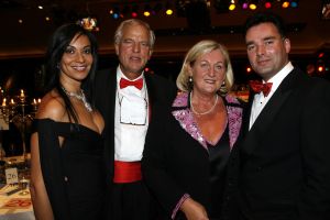 13-11-2006 SHOWBIZZ; SHARING SUCCES GALA WEER EEN FEESTJE. Succes moet je met elkaar delen, en dat deed men dan ook op de prachtige gala avond. Bernd Scheider en zijn medewerkers haalden maar liefst bijna 1.000.000 euro op voor het goede doel.Het werd een prachtige avond met vele sterren en een 90 man tellend orkest.Vele toppers uit de nederlandse zakenwereld waren ook aanwezig en deden echt niet kinderachtig als het om de euries ging. De kunstwereld had prachtige stukken belangenloos ingebracht en zorgden dan ook voor deze geweldige opbrengst.
foto: Albert den Iseger.