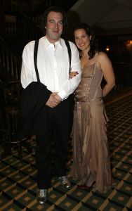 13-11-2006 SHOWBIZZ; SHARING SUCCES GALA WEER EEN FEESTJE. Succes moet je met elkaar delen, en dat deed men dan ook op de prachtige gala avond. Bernd Scheider en zijn medewerkers haalden maar liefst bijna 1.000.000 euro op voor het goede doel.Het werd een prachtige avond met vele sterren en een 90 man tellend orkest.Vele toppers uit de nederlandse zakenwereld waren ook aanwezig en deden echt niet kinderachtig als het om de euries ging. De kunstwereld had prachtige stukken belangenloos ingebracht en zorgden dan ook voor deze geweldige opbrengst.
foto: Albert den Iseger.