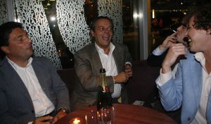 02-11-2005 SHOWBIZZ; JORT KELDER PRESENTEERDE ZIJN NIEUWE QUOTE 500 EDITIE. Jort kwam voorrijden in een XXXLL Hummer compleet met Quote babes en Lange Frans, op zijn voortanden in het goud 500 geplakt als een echte rapper, hij had er zin in. Hij zong samen met Lange  Frans... DE RIJKEN MOETEN NIET ZEIKEN... en het feest was begonnen.Veel mensen van de 500 lijst waren niet aanwezig, de draak werd gestoken met Jaap Blokker tijdens een act met een verpakkingszak over het hoofd van Jort. Al met al weer een leuk feest in een ietswat te kleine lokatie  PAYS BAS voor zoveel geld.
foto: Albert den Iseger.