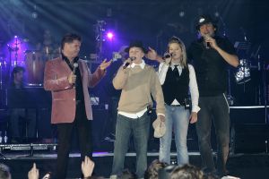 09-11-2006 SHOWBIZZ; WOLTER KROES WEER HELEMAAL TOP IN AHOY. Wolter Kroes gaf 5 en 6 november 2 concerten in de Ahoy die nagenoeg vol waren met zijn uitbundige fans.Gast optredens waren er van Cor Bakker_Jeroen van der Boom_Ruth Jacott_de Toppertjes Danny en Quilermo_Xander de Buisonje en Roxeanne en Andre Jr. Hazes.Al met al twee heel sfeer muziek volle dagen in de Rotterdamse Ahoy. 2007 staat Ahoy alweer op de agenda van Wolter Kroes.
foto: Albert den Iseger.