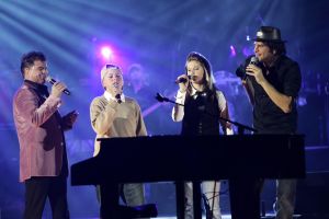09-11-2006 SHOWBIZZ; WOLTER KROES WEER HELEMAAL TOP IN AHOY. Wolter Kroes gaf 5 en 6 november 2 concerten in de Ahoy die nagenoeg vol waren met zijn uitbundige fans.Gast optredens waren er van Cor Bakker_Jeroen van der Boom_Ruth Jacott_de Toppertjes Danny en Quilermo_Xander de Buisonje en Roxeanne en Andre Jr. Hazes.Al met al twee heel sfeer muziek volle dagen in de Rotterdamse Ahoy. 2007 staat Ahoy alweer op de agenda van Wolter Kroes.
foto: Albert den Iseger.
