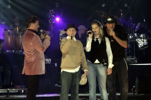 09-11-2006 SHOWBIZZ; WOLTER KROES WEER HELEMAAL TOP IN AHOY. Wolter Kroes gaf 5 en 6 november 2 concerten in de Ahoy die nagenoeg vol waren met zijn uitbundige fans.Gast optredens waren er van Cor Bakker_Jeroen van der Boom_Ruth Jacott_de Toppertjes Danny en Quilermo_Xander de Buisonje en Roxeanne en Andre Jr. Hazes.Al met al twee heel sfeer muziek volle dagen in de Rotterdamse Ahoy. 2007 staat Ahoy alweer op de agenda van Wolter Kroes.
foto: Albert den Iseger.