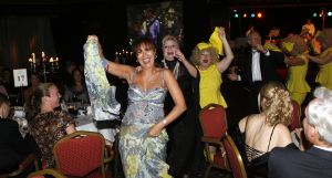 13-11-2006 SHOWBIZZ; SHARING SUCCES GALA WEER EEN FEESTJE. Succes moet je met elkaar delen, en dat deed men dan ook op de prachtige gala avond. Bernd Scheider en zijn medewerkers haalden maar liefst bijna 1.000.000 euro op voor het goede doel.Het werd een prachtige avond met vele sterren en een 90 man tellend orkest.Vele toppers uit de nederlandse zakenwereld waren ook aanwezig en deden echt niet kinderachtig als het om de euries ging. De kunstwereld had prachtige stukken belangenloos ingebracht en zorgden dan ook voor deze geweldige opbrengst.
foto: Albert den Iseger.