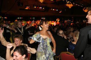 13-11-2006 SHOWBIZZ; SHARING SUCCES GALA WEER EEN FEESTJE. Succes moet je met elkaar delen, en dat deed men dan ook op de prachtige gala avond. Bernd Scheider en zijn medewerkers haalden maar liefst bijna 1.000.000 euro op voor het goede doel.Het werd een prachtige avond met vele sterren en een 90 man tellend orkest.Vele toppers uit de nederlandse zakenwereld waren ook aanwezig en deden echt niet kinderachtig als het om de euries ging. De kunstwereld had prachtige stukken belangenloos ingebracht en zorgden dan ook voor deze geweldige opbrengst.
foto: Albert den Iseger.