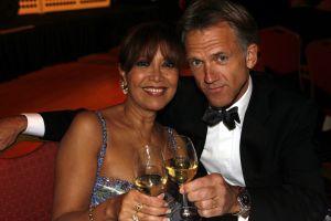 13-11-2006 SHOWBIZZ; SHARING SUCCES GALA WEER EEN FEESTJE. Succes moet je met elkaar delen, en dat deed men dan ook op de prachtige gala avond. Bernd Scheider en zijn medewerkers haalden maar liefst bijna 1.000.000 euro op voor het goede doel.Het werd een prachtige avond met vele sterren en een 90 man tellend orkest.Vele toppers uit de nederlandse zakenwereld waren ook aanwezig en deden echt niet kinderachtig als het om de euries ging. De kunstwereld had prachtige stukken belangenloos ingebracht en zorgden dan ook voor deze geweldige opbrengst.
foto: Albert den Iseger.