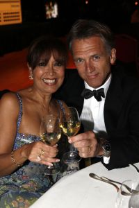13-11-2006 SHOWBIZZ; SHARING SUCCES GALA WEER EEN FEESTJE. Succes moet je met elkaar delen, en dat deed men dan ook op de prachtige gala avond. Bernd Scheider en zijn medewerkers haalden maar liefst bijna 1.000.000 euro op voor het goede doel.Het werd een prachtige avond met vele sterren en een 90 man tellend orkest.Vele toppers uit de nederlandse zakenwereld waren ook aanwezig en deden echt niet kinderachtig als het om de euries ging. De kunstwereld had prachtige stukken belangenloos ingebracht en zorgden dan ook voor deze geweldige opbrengst.
foto: Albert den Iseger.