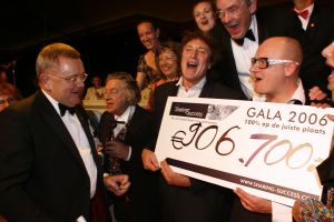 13-11-2006 SHOWBIZZ; SHARING SUCCES GALA WEER EEN FEESTJE. Succes moet je met elkaar delen, en dat deed men dan ook op de prachtige gala avond. Bernd Scheider en zijn medewerkers haalden maar liefst bijna 1.000.000 euro op voor het goede doel.Het werd een prachtige avond met vele sterren en een 90 man tellend orkest.Vele toppers uit de nederlandse zakenwereld waren ook aanwezig en deden echt niet kinderachtig als het om de euries ging. De kunstwereld had prachtige stukken belangenloos ingebracht en zorgden dan ook voor deze geweldige opbrengst.
foto: Albert den Iseger.