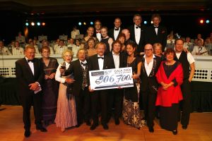 13-11-2006 SHOWBIZZ; SHARING SUCCES GALA WEER EEN FEESTJE. Succes moet je met elkaar delen, en dat deed men dan ook op de prachtige gala avond. Bernd Scheider en zijn medewerkers haalden maar liefst bijna 1.000.000 euro op voor het goede doel.Het werd een prachtige avond met vele sterren en een 90 man tellend orkest.Vele toppers uit de nederlandse zakenwereld waren ook aanwezig en deden echt niet kinderachtig als het om de euries ging. De kunstwereld had prachtige stukken belangenloos ingebracht en zorgden dan ook voor deze geweldige opbrengst.
foto: Albert den Iseger.