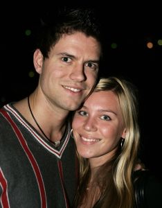 09-11-2006 SHOWBIZZ; WOLTER KROES WEER HELEMAAL TOP IN AHOY. Wolter Kroes gaf 5 en 6 november 2 concerten in de Ahoy die nagenoeg vol waren met zijn uitbundige fans.Gast optredens waren er van Cor Bakker_Jeroen van der Boom_Ruth Jacott_de Toppertjes Danny en Quilermo_Xander de Buisonje en Roxeanne en Andre Jr. Hazes.Al met al twee heel sfeer muziek volle dagen in de Rotterdamse Ahoy. 2007 staat Ahoy alweer op de agenda van Wolter Kroes.
foto: Albert den Iseger.