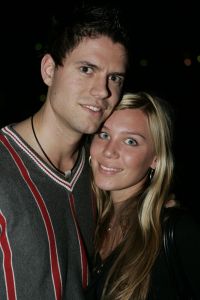 09-11-2006 SHOWBIZZ; WOLTER KROES WEER HELEMAAL TOP IN AHOY. Wolter Kroes gaf 5 en 6 november 2 concerten in de Ahoy die nagenoeg vol waren met zijn uitbundige fans.Gast optredens waren er van Cor Bakker_Jeroen van der Boom_Ruth Jacott_de Toppertjes Danny en Quilermo_Xander de Buisonje en Roxeanne en Andre Jr. Hazes.Al met al twee heel sfeer muziek volle dagen in de Rotterdamse Ahoy. 2007 staat Ahoy alweer op de agenda van Wolter Kroes.
foto: Albert den Iseger.