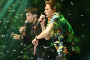 09-11-2006 SHOWBIZZ; WOLTER KROES WEER HELEMAAL TOP IN AHOY. Wolter Kroes gaf 5 en 6 november 2 concerten in de Ahoy die nagenoeg vol waren met zijn uitbundige fans.Gast optredens waren er van Cor Bakker_Jeroen van der Boom_Ruth Jacott_de Toppertjes Danny en Quilermo_Xander de Buisonje en Roxeanne en Andre Jr. Hazes.Al met al twee heel sfeer muziek volle dagen in de Rotterdamse Ahoy. 2007 staat Ahoy alweer op de agenda van Wolter Kroes.
foto: Albert den Iseger.