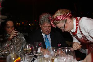 10-11-2006 SHOWBIZZ: PALAZZO OPENT HAAR DEUREN VOOR BEKEND NEDERLAND. Een compleet nieuwe show van internationale artiesten en achter het fornuis de 2 sterren kok Ron Blauw en zijn team. In aanwezigheid van oa. Andre van Duin_Frits Barend_Froukje de Both_Ramon Beuk_Frans Molenaar_ Mart Visser en tal van andere bekenden opende Palazzo haar deuren voor het Nederlandse publiek.Palazzo, een ultieme combinatie van theater en sfeervol dineren op topniveau, is dit jaar voor de derde keer te zien in Nederland.Ron Blauw Palazzo staat weer garant voor een onvergetelijke avondje uit.
foto: Albert den Iseger.