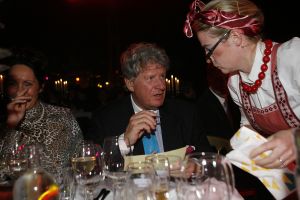 10-11-2006 SHOWBIZZ: PALAZZO OPENT HAAR DEUREN VOOR BEKEND NEDERLAND. Een compleet nieuwe show van internationale artiesten en achter het fornuis de 2 sterren kok Ron Blauw en zijn team. In aanwezigheid van oa. Andre van Duin_Frits Barend_Froukje de Both_Ramon Beuk_Frans Molenaar_ Mart Visser en tal van andere bekenden opende Palazzo haar deuren voor het Nederlandse publiek.Palazzo, een ultieme combinatie van theater en sfeervol dineren op topniveau, is dit jaar voor de derde keer te zien in Nederland.Ron Blauw Palazzo staat weer garant voor een onvergetelijke avondje uit.
foto: Albert den Iseger.