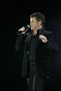 09-11-2006 SHOWBIZZ; WOLTER KROES WEER HELEMAAL TOP IN AHOY. Wolter Kroes gaf 5 en 6 november 2 concerten in de Ahoy die nagenoeg vol waren met zijn uitbundige fans.Gast optredens waren er van Cor Bakker_Jeroen van der Boom_Ruth Jacott_de Toppertjes Danny en Quilermo_Xander de Buisonje en Roxeanne en Andre Jr. Hazes.Al met al twee heel sfeer muziek volle dagen in de Rotterdamse Ahoy. 2007 staat Ahoy alweer op de agenda van Wolter Kroes.
foto: Albert den Iseger.