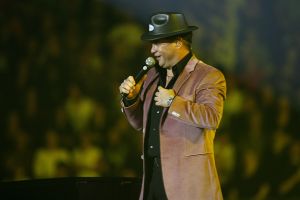 09-11-2006 SHOWBIZZ; WOLTER KROES WEER HELEMAAL TOP IN AHOY. Wolter Kroes gaf 5 en 6 november 2 concerten in de Ahoy die nagenoeg vol waren met zijn uitbundige fans.Gast optredens waren er van Cor Bakker_Jeroen van der Boom_Ruth Jacott_de Toppertjes Danny en Quilermo_Xander de Buisonje en Roxeanne en Andre Jr. Hazes.Al met al twee heel sfeer muziek volle dagen in de Rotterdamse Ahoy. 2007 staat Ahoy alweer op de agenda van Wolter Kroes.
foto: Albert den Iseger.