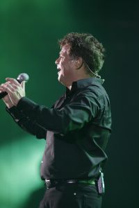 09-11-2006 SHOWBIZZ; WOLTER KROES WEER HELEMAAL TOP IN AHOY. Wolter Kroes gaf 5 en 6 november 2 concerten in de Ahoy die nagenoeg vol waren met zijn uitbundige fans.Gast optredens waren er van Cor Bakker_Jeroen van der Boom_Ruth Jacott_de Toppertjes Danny en Quilermo_Xander de Buisonje en Roxeanne en Andre Jr. Hazes.Al met al twee heel sfeer muziek volle dagen in de Rotterdamse Ahoy. 2007 staat Ahoy alweer op de agenda van Wolter Kroes.
foto: Albert den Iseger.