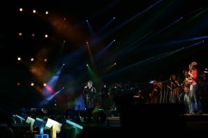 09-11-2006 SHOWBIZZ; WOLTER KROES WEER HELEMAAL TOP IN AHOY. Wolter Kroes gaf 5 en 6 november 2 concerten in de Ahoy die nagenoeg vol waren met zijn uitbundige fans.Gast optredens waren er van Cor Bakker_Jeroen van der Boom_Ruth Jacott_de Toppertjes Danny en Quilermo_Xander de Buisonje en Roxeanne en Andre Jr. Hazes.Al met al twee heel sfeer muziek volle dagen in de Rotterdamse Ahoy. 2007 staat Ahoy alweer op de agenda van Wolter Kroes.
foto: Albert den Iseger.