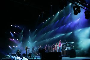 09-11-2006 SHOWBIZZ; WOLTER KROES WEER HELEMAAL TOP IN AHOY. Wolter Kroes gaf 5 en 6 november 2 concerten in de Ahoy die nagenoeg vol waren met zijn uitbundige fans.Gast optredens waren er van Cor Bakker_Jeroen van der Boom_Ruth Jacott_de Toppertjes Danny en Quilermo_Xander de Buisonje en Roxeanne en Andre Jr. Hazes.Al met al twee heel sfeer muziek volle dagen in de Rotterdamse Ahoy. 2007 staat Ahoy alweer op de agenda van Wolter Kroes.
foto: Albert den Iseger.