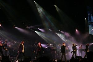 09-11-2006 SHOWBIZZ; WOLTER KROES WEER HELEMAAL TOP IN AHOY. Wolter Kroes gaf 5 en 6 november 2 concerten in de Ahoy die nagenoeg vol waren met zijn uitbundige fans.Gast optredens waren er van Cor Bakker_Jeroen van der Boom_Ruth Jacott_de Toppertjes Danny en Quilermo_Xander de Buisonje en Roxeanne en Andre Jr. Hazes.Al met al twee heel sfeer muziek volle dagen in de Rotterdamse Ahoy. 2007 staat Ahoy alweer op de agenda van Wolter Kroes.
foto: Albert den Iseger.