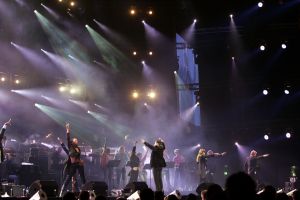 09-11-2006 SHOWBIZZ; WOLTER KROES WEER HELEMAAL TOP IN AHOY. Wolter Kroes gaf 5 en 6 november 2 concerten in de Ahoy die nagenoeg vol waren met zijn uitbundige fans.Gast optredens waren er van Cor Bakker_Jeroen van der Boom_Ruth Jacott_de Toppertjes Danny en Quilermo_Xander de Buisonje en Roxeanne en Andre Jr. Hazes.Al met al twee heel sfeer muziek volle dagen in de Rotterdamse Ahoy. 2007 staat Ahoy alweer op de agenda van Wolter Kroes.
foto: Albert den Iseger.