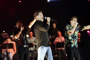 09-11-2006 SHOWBIZZ; WOLTER KROES WEER HELEMAAL TOP IN AHOY. Wolter Kroes gaf 5 en 6 november 2 concerten in de Ahoy die nagenoeg vol waren met zijn uitbundige fans.Gast optredens waren er van Cor Bakker_Jeroen van der Boom_Ruth Jacott_de Toppertjes Danny en Quilermo_Xander de Buisonje en Roxeanne en Andre Jr. Hazes.Al met al twee heel sfeer muziek volle dagen in de Rotterdamse Ahoy. 2007 staat Ahoy alweer op de agenda van Wolter Kroes.
foto: Albert den Iseger.