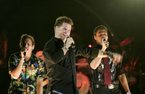 09-11-2006 SHOWBIZZ; WOLTER KROES WEER HELEMAAL TOP IN AHOY. Wolter Kroes gaf 5 en 6 november 2 concerten in de Ahoy die nagenoeg vol waren met zijn uitbundige fans.Gast optredens waren er van Cor Bakker_Jeroen van der Boom_Ruth Jacott_de Toppertjes Danny en Quilermo_Xander de Buisonje en Roxeanne en Andre Jr. Hazes.Al met al twee heel sfeer muziek volle dagen in de Rotterdamse Ahoy. 2007 staat Ahoy alweer op de agenda van Wolter Kroes.
foto: Albert den Iseger.