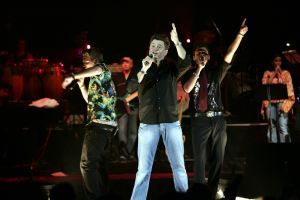 09-11-2006 SHOWBIZZ; WOLTER KROES WEER HELEMAAL TOP IN AHOY. Wolter Kroes gaf 5 en 6 november 2 concerten in de Ahoy die nagenoeg vol waren met zijn uitbundige fans.Gast optredens waren er van Cor Bakker_Jeroen van der Boom_Ruth Jacott_de Toppertjes Danny en Quilermo_Xander de Buisonje en Roxeanne en Andre Jr. Hazes.Al met al twee heel sfeer muziek volle dagen in de Rotterdamse Ahoy. 2007 staat Ahoy alweer op de agenda van Wolter Kroes.
foto: Albert den Iseger.