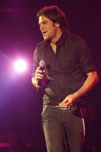 09-11-2006 SHOWBIZZ; WOLTER KROES WEER HELEMAAL TOP IN AHOY. Wolter Kroes gaf 5 en 6 november 2 concerten in de Ahoy die nagenoeg vol waren met zijn uitbundige fans.Gast optredens waren er van Cor Bakker_Jeroen van der Boom_Ruth Jacott_de Toppertjes Danny en Quilermo_Xander de Buisonje en Roxeanne en Andre Jr. Hazes.Al met al twee heel sfeer muziek volle dagen in de Rotterdamse Ahoy. 2007 staat Ahoy alweer op de agenda van Wolter Kroes.
foto: Albert den Iseger.