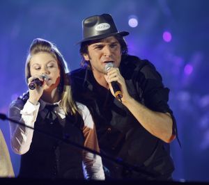 09-11-2006 SHOWBIZZ; WOLTER KROES WEER HELEMAAL TOP IN AHOY. Wolter Kroes gaf 5 en 6 november 2 concerten in de Ahoy die nagenoeg vol waren met zijn uitbundige fans.Gast optredens waren er van Cor Bakker_Jeroen van der Boom_Ruth Jacott_de Toppertjes Danny en Quilermo_Xander de Buisonje en Roxeanne en Andre Jr. Hazes.Al met al twee heel sfeer muziek volle dagen in de Rotterdamse Ahoy. 2007 staat Ahoy alweer op de agenda van Wolter Kroes.
foto: Albert den Iseger.