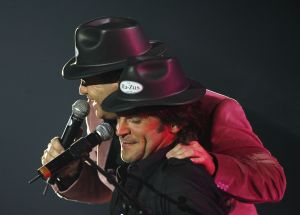 09-11-2006 SHOWBIZZ; WOLTER KROES WEER HELEMAAL TOP IN AHOY. Wolter Kroes gaf 5 en 6 november 2 concerten in de Ahoy die nagenoeg vol waren met zijn uitbundige fans.Gast optredens waren er van Cor Bakker_Jeroen van der Boom_Ruth Jacott_de Toppertjes Danny en Quilermo_Xander de Buisonje en Roxeanne en Andre Jr. Hazes.Al met al twee heel sfeer muziek volle dagen in de Rotterdamse Ahoy. 2007 staat Ahoy alweer op de agenda van Wolter Kroes.
foto: Albert den Iseger.