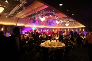24-11-2007 SHOWBIZZ; GRAND DU GALA CIGARE 2007 IN HUIS TER DUIN NOORDWIJK. Stoute dames van het genootschap Salome rookte en pafte er heerlijk op los en schuwden ook de grootste sigaren niet. Uniek in de geschiedenis van de sigaar gala s was dat er deze keer drie winnaars waren van de Chevalier du Cercie du Cigare: regisseur en producent Chiem van Houweninge. Messterkok van deze eeuw Cas Spijkers en bariton Ernst Daniel Smid. Dit drie tal mag zich voegen bij het rijtje van Hans Wiegel,  Jan des Bouvrie, Robin Linschoten, acteur Peter Lusse, zanger Bastiaan Ragas, RTL baas Fons van Westerloo, chef top kok Robert Kranenborg en wijlen Pim Fortuyn. 
foto: Albert den Iseger