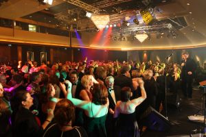 24-11-2007 SHOWBIZZ; GRAND DU GALA CIGARE 2007 IN HUIS TER DUIN NOORDWIJK. Stoute dames van het genootschap Salome rookte en pafte er heerlijk op los en schuwden ook de grootste sigaren niet. Uniek in de geschiedenis van de sigaar gala s was dat er deze keer drie winnaars waren van de Chevalier du Cercie du Cigare: regisseur en producent Chiem van Houweninge. Messterkok van deze eeuw Cas Spijkers en bariton Ernst Daniel Smid. Dit drie tal mag zich voegen bij het rijtje van Hans Wiegel,  Jan des Bouvrie, Robin Linschoten, acteur Peter Lusse, zanger Bastiaan Ragas, RTL baas Fons van Westerloo, chef top kok Robert Kranenborg en wijlen Pim Fortuyn. 
foto: Albert den Iseger