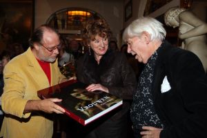 14-11-2007 SHOWBIZZ; AAT VELDHOEN VRAAGT HEDY d ANCONA TEN HUWELIJK. De erotische kunstenaar is dolverliefd op oud minister Hedy d Ancona en heeft haar al verschillende keren ten huwelijk gevraagd.
foto: Albert den Iseger.