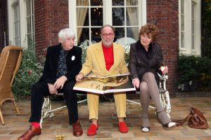 14-11-2007 SHOWBIZZ; AAT VELDHOEN VRAAGT HEDY d ANCONA TEN HUWELIJK. De erotische kunstenaar is dolverliefd op oud minister Hedy d Ancona en heeft haar al verschillende keren ten huwelijk gevraagd.
foto: Albert den Iseger.