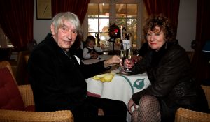 14-11-2007 SHOWBIZZ; AAT VELDHOEN VRAAGT HEDY d ANCONA TEN HUWELIJK. De erotische kunstenaar is dolverliefd op oud minister Hedy d Ancona en heeft haar al verschillende keren ten huwelijk gevraagd.
foto: Albert den Iseger.