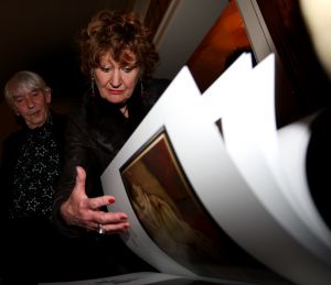 14-11-2007 SHOWBIZZ; AAT VELDHOEN VRAAGT HEDY d ANCONA TEN HUWELIJK. De erotische kunstenaar is dolverliefd op oud minister Hedy d Ancona en heeft haar al verschillende keren ten huwelijk gevraagd.
foto: Albert den Iseger.