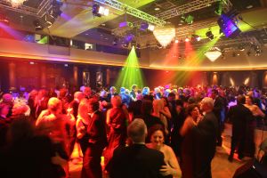 24-11-2007 SHOWBIZZ; GRAND DU GALA CIGARE 2007 IN HUIS TER DUIN NOORDWIJK. Stoute dames van het genootschap Salome rookte en pafte er heerlijk op los en schuwden ook de grootste sigaren niet. Uniek in de geschiedenis van de sigaar gala s was dat er deze keer drie winnaars waren van de Chevalier du Cercie du Cigare: regisseur en producent Chiem van Houweninge. Messterkok van deze eeuw Cas Spijkers en bariton Ernst Daniel Smid. Dit drie tal mag zich voegen bij het rijtje van Hans Wiegel,  Jan des Bouvrie, Robin Linschoten, acteur Peter Lusse, zanger Bastiaan Ragas, RTL baas Fons van Westerloo, chef top kok Robert Kranenborg en wijlen Pim Fortuyn. 
foto: Albert den Iseger