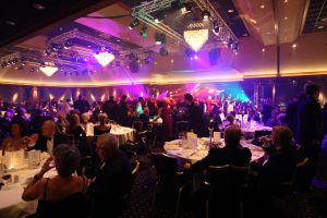 24-11-2007 SHOWBIZZ; GRAND DU GALA CIGARE 2007 IN HUIS TER DUIN NOORDWIJK. Stoute dames van het genootschap Salome rookte en pafte er heerlijk op los en schuwden ook de grootste sigaren niet. Uniek in de geschiedenis van de sigaar gala s was dat er deze keer drie winnaars waren van de Chevalier du Cercie du Cigare: regisseur en producent Chiem van Houweninge. Messterkok van deze eeuw Cas Spijkers en bariton Ernst Daniel Smid. Dit drie tal mag zich voegen bij het rijtje van Hans Wiegel,  Jan des Bouvrie, Robin Linschoten, acteur Peter Lusse, zanger Bastiaan Ragas, RTL baas Fons van Westerloo, chef top kok Robert Kranenborg en wijlen Pim Fortuyn. 
foto: Albert den Iseger