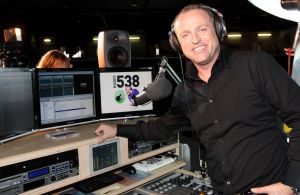 09-11-2007 SHOWBIZZ; GORDON TEKENT CONTRACT BIJ RADIO 538. Gordon gaat samen met Kimberley en Danny Gordijn een radioprogramma  maken bij radio 538. De aftrap was op  Oud Schiphol waar tussen oude vliegtuigen Jan Willem Bruggewirth samen met Gordon de rode knop indrukte en de Gordon radio signalen de ether in werden gestuurd.
foto: Albert den Iseger
