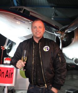 09-11-2007 SHOWBIZZ; GORDON TEKENT CONTRACT BIJ RADIO 538. Gordon gaat samen met Kimberley en Danny Gordijn een radioprogramma  maken bij radio 538. De aftrap was op  Oud Schiphol waar tussen oude vliegtuigen Jan Willem Bruggewirth samen met Gordon de rode knop indrukte en de Gordon radio signalen de ether in werden gestuurd.
foto: Albert den Iseger