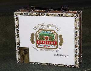 24-11-2007 SHOWBIZZ; GRAND DU GALA CIGARE 2007 IN HUIS TER DUIN NOORDWIJK. Stoute dames van het genootschap Salome rookte en pafte er heerlijk op los en schuwden ook de grootste sigaren niet. Uniek in de geschiedenis van de sigaar gala s was dat er deze keer drie winnaars waren van de Chevalier du Cercie du Cigare: regisseur en producent Chiem van Houweninge. Messterkok van deze eeuw Cas Spijkers en bariton Ernst Daniel Smid. Dit drie tal mag zich voegen bij het rijtje van Hans Wiegel,  Jan des Bouvrie, Robin Linschoten, acteur Peter Lusse, zanger Bastiaan Ragas, RTL baas Fons van Westerloo, chef top kok Robert Kranenborg en wijlen Pim Fortuyn. 
foto: Albert den Iseger
