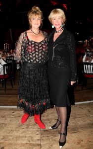 04-11-2007 SHOWBIZZ; PALAZZO OPENT DEUREN VOOR VARIETE LIEFHEBBERS. Voor het vierde achtereen volgende jaar heeft Palazzo haar deuren geopent.Tijdens de premiere trad een keur van internationale artiesten op terwijl de gasten smulden van het vijf gangen diner van top kok Ron Blauw en zijn team.Vele bekenden waren deze avond op uitnodiging van Rick Gemser naar de prachtige tent gekomen oa. Ben Cramer,  Louis van Gaal, Ed Nijpels, Aad de Mos, Thijs van Leer, Mariianne van Wijnkoop, Myrna Goosen, Johnny Kraaijkamp, Sheila de Vries, Fabienne de Vries, Harry Mens, Marijke Helwegen enz. Iedereen had na afloop het buikje vol en zere kaken van het vele lachen. Weer een pracht van aanwinst voor Amsterdam tijdens de aankomende winter.
foto: Albert den Iseger