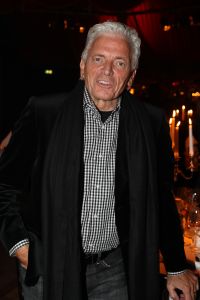 04-11-2007 SHOWBIZZ; PALAZZO OPENT DEUREN VOOR VARIETE LIEFHEBBERS. Voor het vierde achtereen volgende jaar heeft Palazzo haar deuren geopent.Tijdens de premiere trad een keur van internationale artiesten op terwijl de gasten smulden van het vijf gangen diner van top kok Ron Blauw en zijn team.Vele bekenden waren deze avond op uitnodiging van Rick Gemser naar de prachtige tent gekomen oa. Ben Cramer,  Louis van Gaal, Ed Nijpels, Aad de Mos, Thijs van Leer, Mariianne van Wijnkoop, Myrna Goosen, Johnny Kraaijkamp, Sheila de Vries, Fabienne de Vries, Harry Mens, Marijke Helwegen enz. Iedereen had na afloop het buikje vol en zere kaken van het vele lachen. Weer een pracht van aanwinst voor Amsterdam tijdens de aankomende winter.
foto: Albert den Iseger