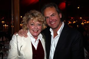 04-11-2007 SHOWBIZZ; PALAZZO OPENT DEUREN VOOR VARIETE LIEFHEBBERS. Voor het vierde achtereen volgende jaar heeft Palazzo haar deuren geopent.Tijdens de premiere trad een keur van internationale artiesten op terwijl de gasten smulden van het vijf gangen diner van top kok Ron Blauw en zijn team.Vele bekenden waren deze avond op uitnodiging van Rick Gemser naar de prachtige tent gekomen oa. Ben Cramer,  Louis van Gaal, Ed Nijpels, Aad de Mos, Thijs van Leer, Mariianne van Wijnkoop, Myrna Goosen, Johnny Kraaijkamp, Sheila de Vries, Fabienne de Vries, Harry Mens, Marijke Helwegen enz. Iedereen had na afloop het buikje vol en zere kaken van het vele lachen. Weer een pracht van aanwinst voor Amsterdam tijdens de aankomende winter.
foto: Albert den Iseger