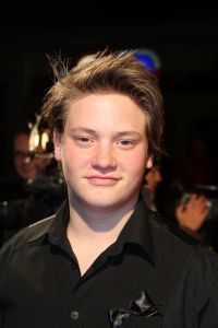 22-11-2007 SHOWBIZZ; PREMIERE VAN DE FILM DE  JONGENS VAN BONTEKOE.
Avontuur, een snufje romantiek en af en toe een ramp om de vaart erin te houden. De scheepjongens van Bontekoe heeft het allemaal. Het is een spannende film over drie heldhaftige scheepsjongens en een schipper die echt heeft bestaan. Er was weer een keur van bekenden naar de premiere gekomen oa. Jim Bakkum, Chimene van Oosterhout,Bas van Toor, Cees Geel,Henk Bos,Chris Zegers,Jochum van Gelder, Ewout Genemans,Melody Klaver en vele anderen.
foto: Albert den Iseger