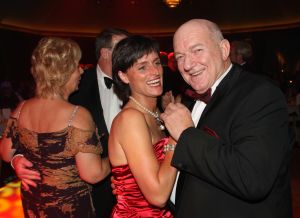 24-11-2007 SHOWBIZZ; GRAND DU GALA CIGARE 2007 IN HUIS TER DUIN NOORDWIJK. Stoute dames van het genootschap Salome rookte en pafte er heerlijk op los en schuwden ook de grootste sigaren niet. Uniek in de geschiedenis van de sigaar gala s was dat er deze keer drie winnaars waren van de Chevalier du Cercie du Cigare: regisseur en producent Chiem van Houweninge. Messterkok van deze eeuw Cas Spijkers en bariton Ernst Daniel Smid. Dit drie tal mag zich voegen bij het rijtje van Hans Wiegel,  Jan des Bouvrie, Robin Linschoten, acteur Peter Lusse, zanger Bastiaan Ragas, RTL baas Fons van Westerloo, chef top kok Robert Kranenborg en wijlen Pim Fortuyn. 
foto: Albert den Iseger