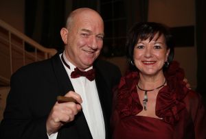 24-11-2007 SHOWBIZZ; GRAND DU GALA CIGARE 2007 IN HUIS TER DUIN NOORDWIJK. Stoute dames van het genootschap Salome rookte en pafte er heerlijk op los en schuwden ook de grootste sigaren niet. Uniek in de geschiedenis van de sigaar gala s was dat er deze keer drie winnaars waren van de Chevalier du Cercie du Cigare: regisseur en producent Chiem van Houweninge. Messterkok van deze eeuw Cas Spijkers en bariton Ernst Daniel Smid. Dit drie tal mag zich voegen bij het rijtje van Hans Wiegel,  Jan des Bouvrie, Robin Linschoten, acteur Peter Lusse, zanger Bastiaan Ragas, RTL baas Fons van Westerloo, chef top kok Robert Kranenborg en wijlen Pim Fortuyn. 
foto: Albert den Iseger
