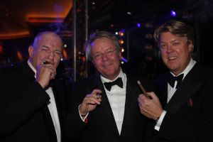 24-11-2007 SHOWBIZZ; GRAND DU GALA CIGARE 2007 IN HUIS TER DUIN NOORDWIJK. Stoute dames van het genootschap Salome rookte en pafte er heerlijk op los en schuwden ook de grootste sigaren niet. Uniek in de geschiedenis van de sigaar gala s was dat er deze keer drie winnaars waren van de Chevalier du Cercie du Cigare: regisseur en producent Chiem van Houweninge. Messterkok van deze eeuw Cas Spijkers en bariton Ernst Daniel Smid. Dit drie tal mag zich voegen bij het rijtje van Hans Wiegel,  Jan des Bouvrie, Robin Linschoten, acteur Peter Lusse, zanger Bastiaan Ragas, RTL baas Fons van Westerloo, chef top kok Robert Kranenborg en wijlen Pim Fortuyn. 
foto: Albert den Iseger