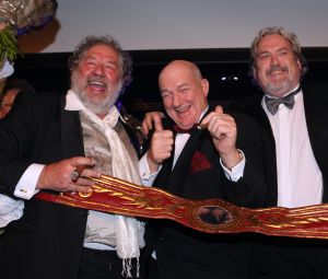 24-11-2007 SHOWBIZZ; GRAND DU GALA CIGARE 2007 IN HUIS TER DUIN NOORDWIJK. Stoute dames van het genootschap Salome rookte en pafte er heerlijk op los en schuwden ook de grootste sigaren niet. Uniek in de geschiedenis van de sigaar gala s was dat er deze keer drie winnaars waren van de Chevalier du Cercie du Cigare: regisseur en producent Chiem van Houweninge. Messterkok van deze eeuw Cas Spijkers en bariton Ernst Daniel Smid. Dit drie tal mag zich voegen bij het rijtje van Hans Wiegel,  Jan des Bouvrie, Robin Linschoten, acteur Peter Lusse, zanger Bastiaan Ragas, RTL baas Fons van Westerloo, chef top kok Robert Kranenborg en wijlen Pim Fortuyn. 
foto: Albert den Iseger